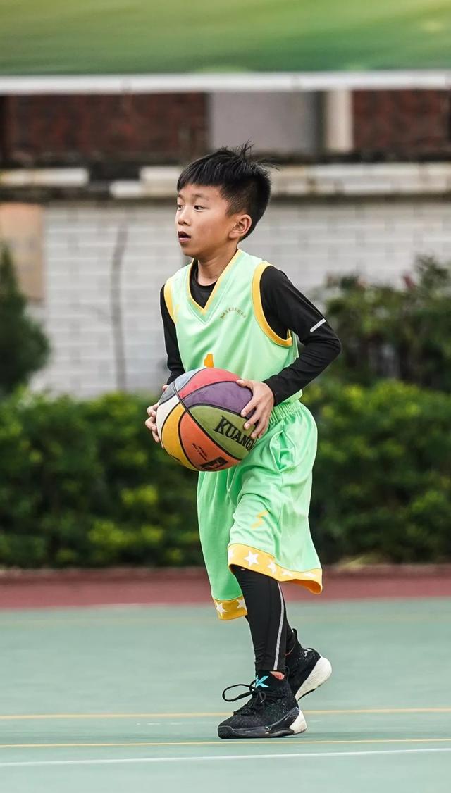 篮球运动中的步法自由，打篮球凭什么不能走步？打篮球凭什么不能走步