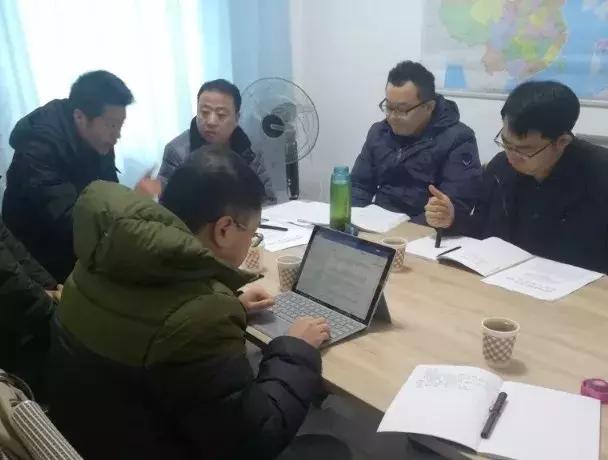 篮球场上的智慧之师—教练的指导作用 篮球中叫指导